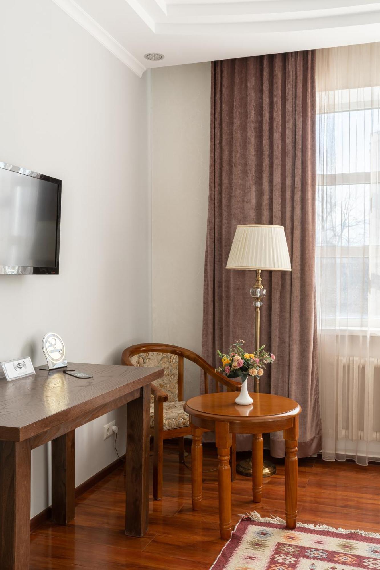Soluxe Hotel Bişkek Dış mekan fotoğraf